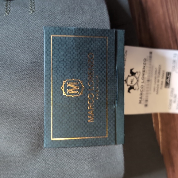 Suits - Picture 2 of 4